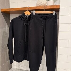 On Cloud running tech track suit